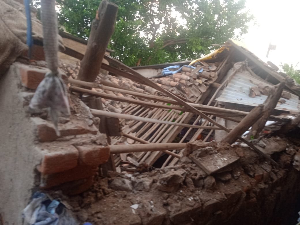 अचानक ढ़ह गया मकान, प्रधानमंत्री आवास योजना में फार्म भरने के बाद भी नहीं मिला लाभ | New India Times