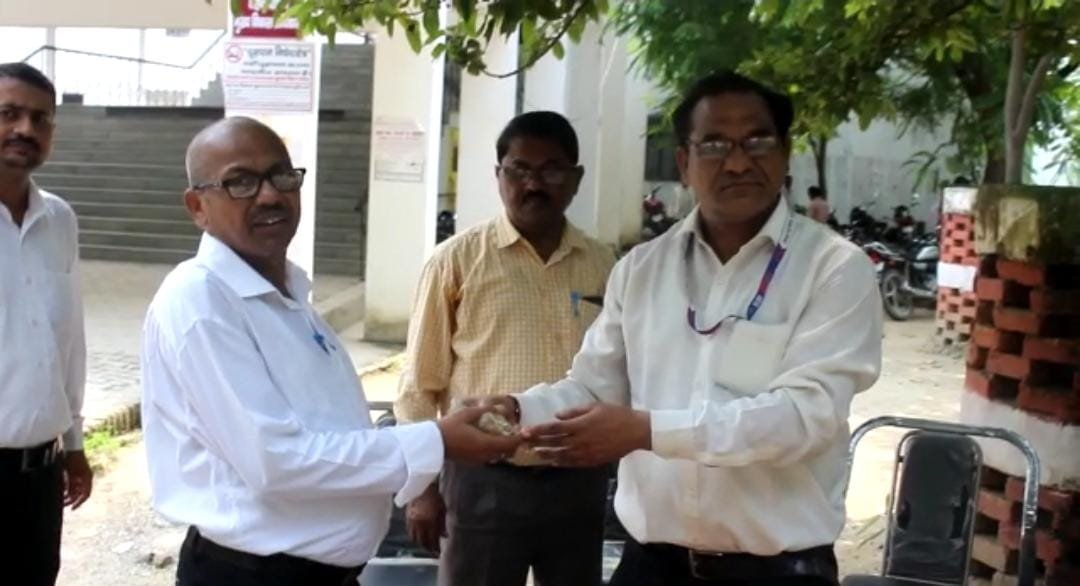 एसबीआई प्रमुख शाखा प्रबंधक ने ग्राहकों को दी सौगात | New India Times