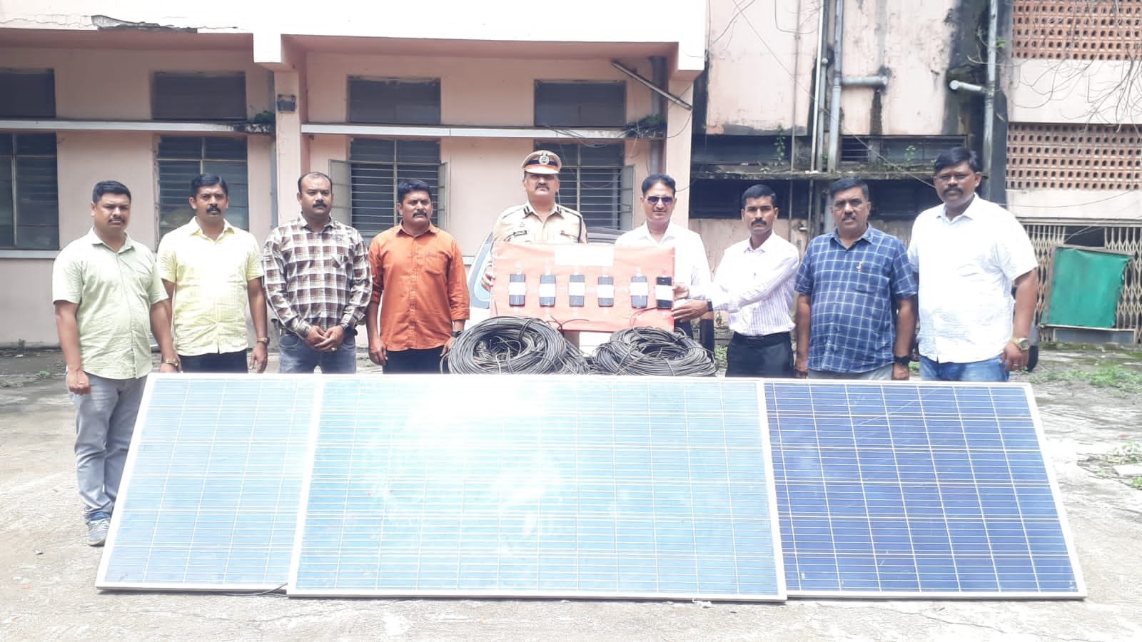 कॉपर केबल और सोलर प्लेट चुराने वाले गिरोह का पर्दाफाश: दो चोर और तीन खरीददार गिरफ्तार, लाखों रुपए का मशरूक़ा जब्त | New India Times