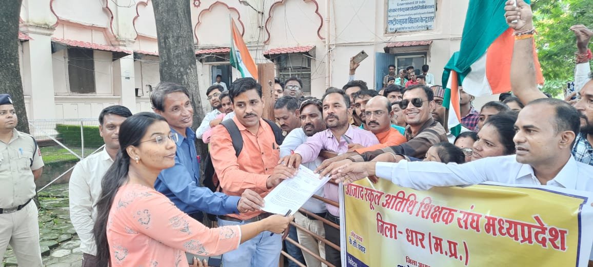 आजाद स्कूल अतिथि संघ द्वारा तिरंगा यात्रा निकाल कर मुख्यमंत्री के नाम कलेक्टर को सौंपा गया ज्ञापन | New India Times