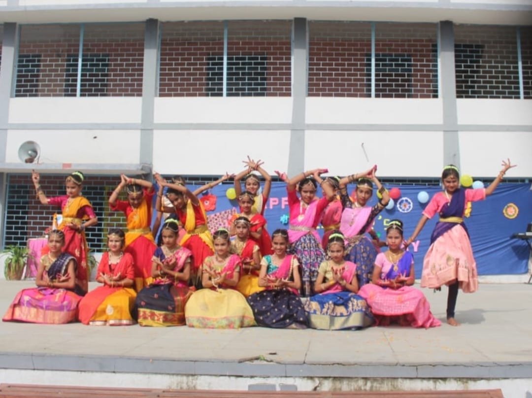 मेघनगर क्षेत्र की प्रखियात संत अर्नाल्ड स्कूल में शिक्षक दिवस पर बच्चों ने गुरुजनों के चरण स्पर्श कर दीं रंगारंग प्रस्तुतियां | New India Times