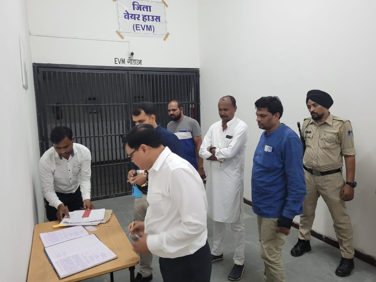 कलेक्टर एवं पुलिस अधीक्षक द्वारा ईवीएम एवं वीवीपेट वेयर हाउस का किया गया निरीक्षण | New India Times