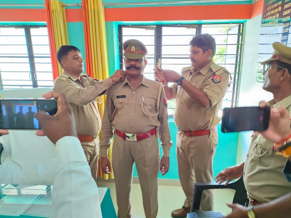हेड कांस्टेबल राजकुमार सिंह का हुआ पदोन्नति, थानाध्यक्ष ने स्टार लगाकर दी बधाई | New India Times