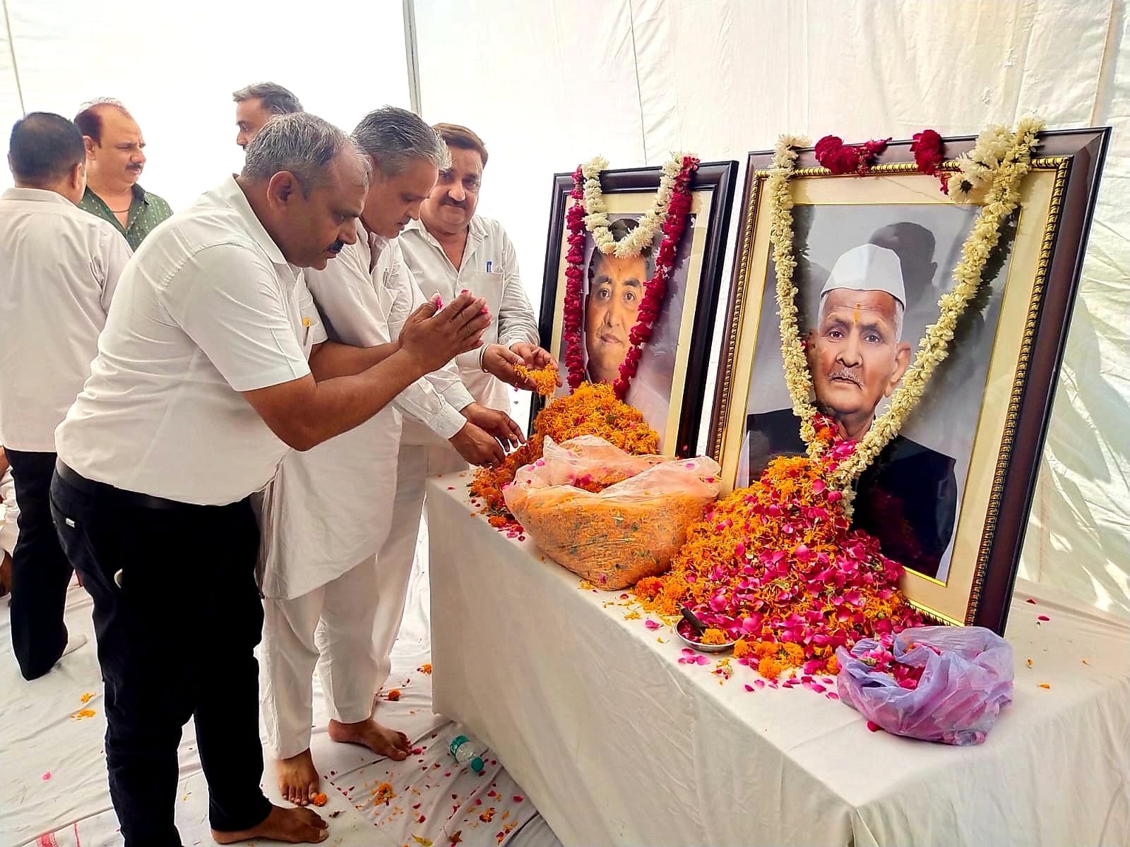 वैज्ञानिक डॉ लोकेश और बाबूराम कुशवाहा की शोकसभा में उमड़ा जन सैलाब. डॉ लोकेश बहुत ही मिलनसार और एक महान व्यक्तित्व वाले व्यक्ति थे: अजय चौहान. बाबूराम कुशवाहा ने सम्पूर्ण जीवन जरूरतमंद लोगों की सेवा की: अवधेश राणा | New India Times