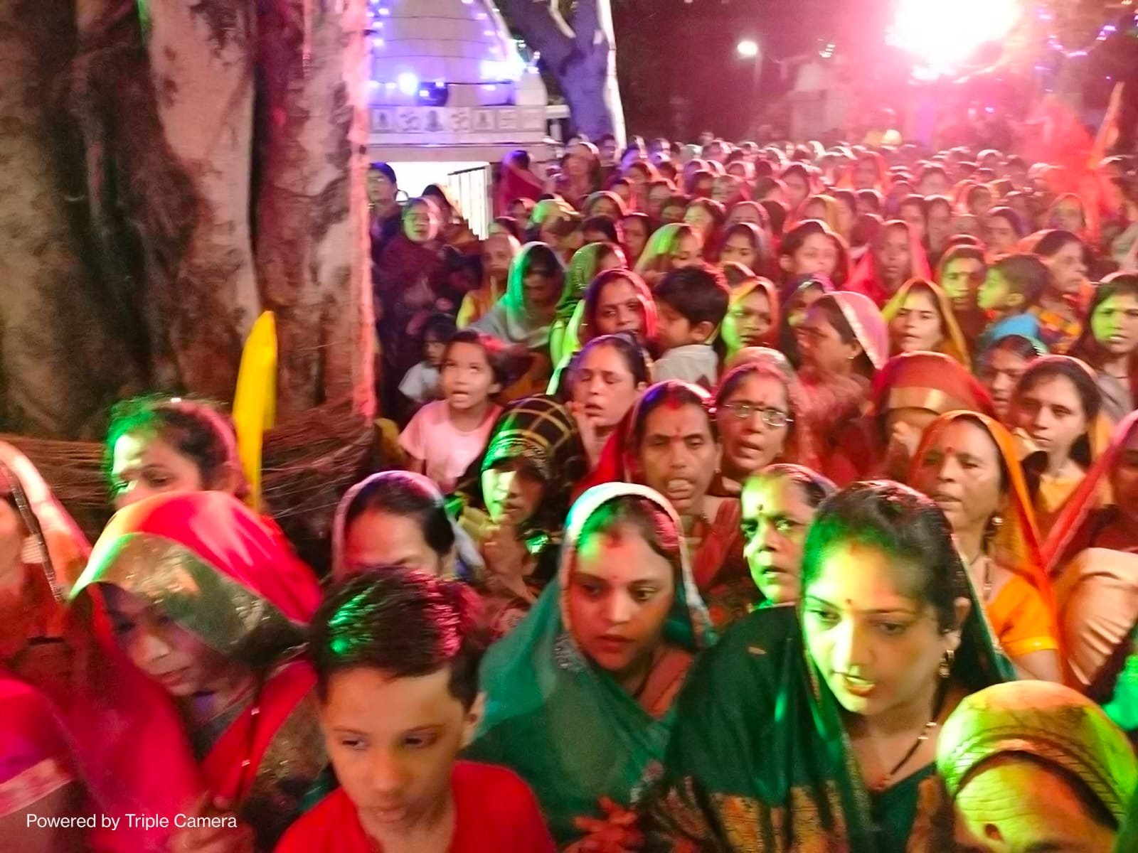 सिद्ध गणेश मंदिर में महा आरती के लिए उमड़ी श्रद्धालुओं की भीड़ | New India Times