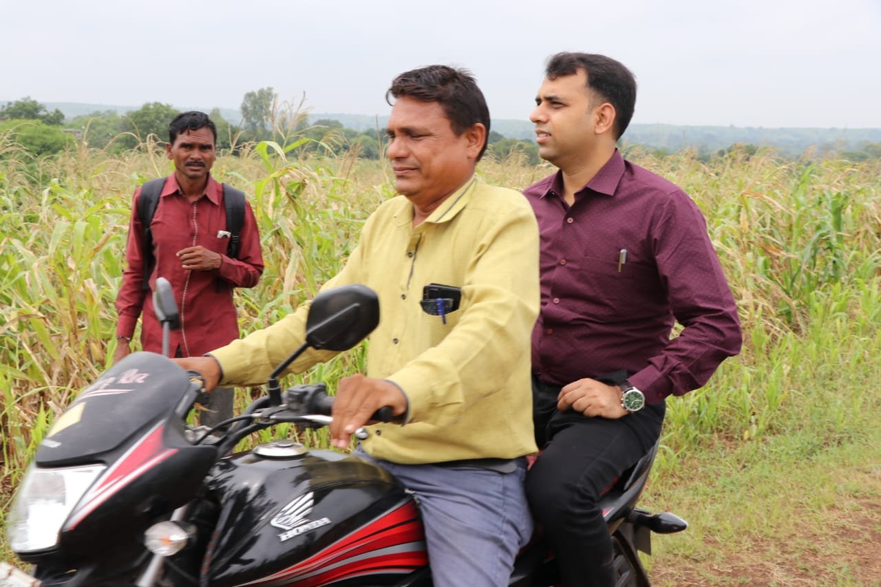 मोटर साइकिल से तालाब का निरीक्षण करने पहुंचे कलेक्टर एवं एसपी | New India Times