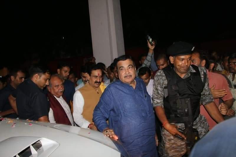 केन्द्रीय मंत्री श्री नितिन गड़करी एवं श्री नरेन्द्र सिंह तोमर ने माँ पीताम्बरा पीठ पहुंचकर की पूजा अर्चना | New India Times