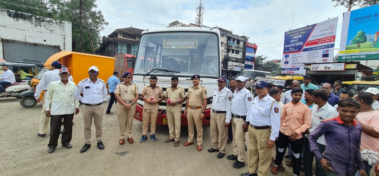 चालक दिवस को मनाते हुए वाहन चालकों का किया गया अभिवादन | New India Times