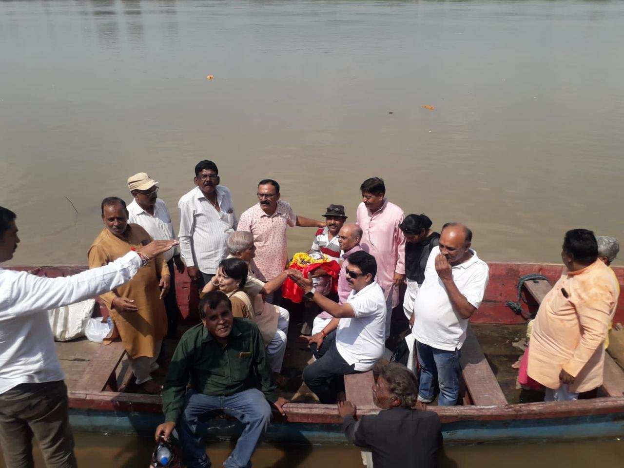 संस्कार सेवा समिति द्वारा विश्राम घाट सुभाष नगर से 174 व्यक्तियों की अस्तियों को मंगलवारी घाट नर्मदा पुरम में किया गया विसर्जित | New India Times