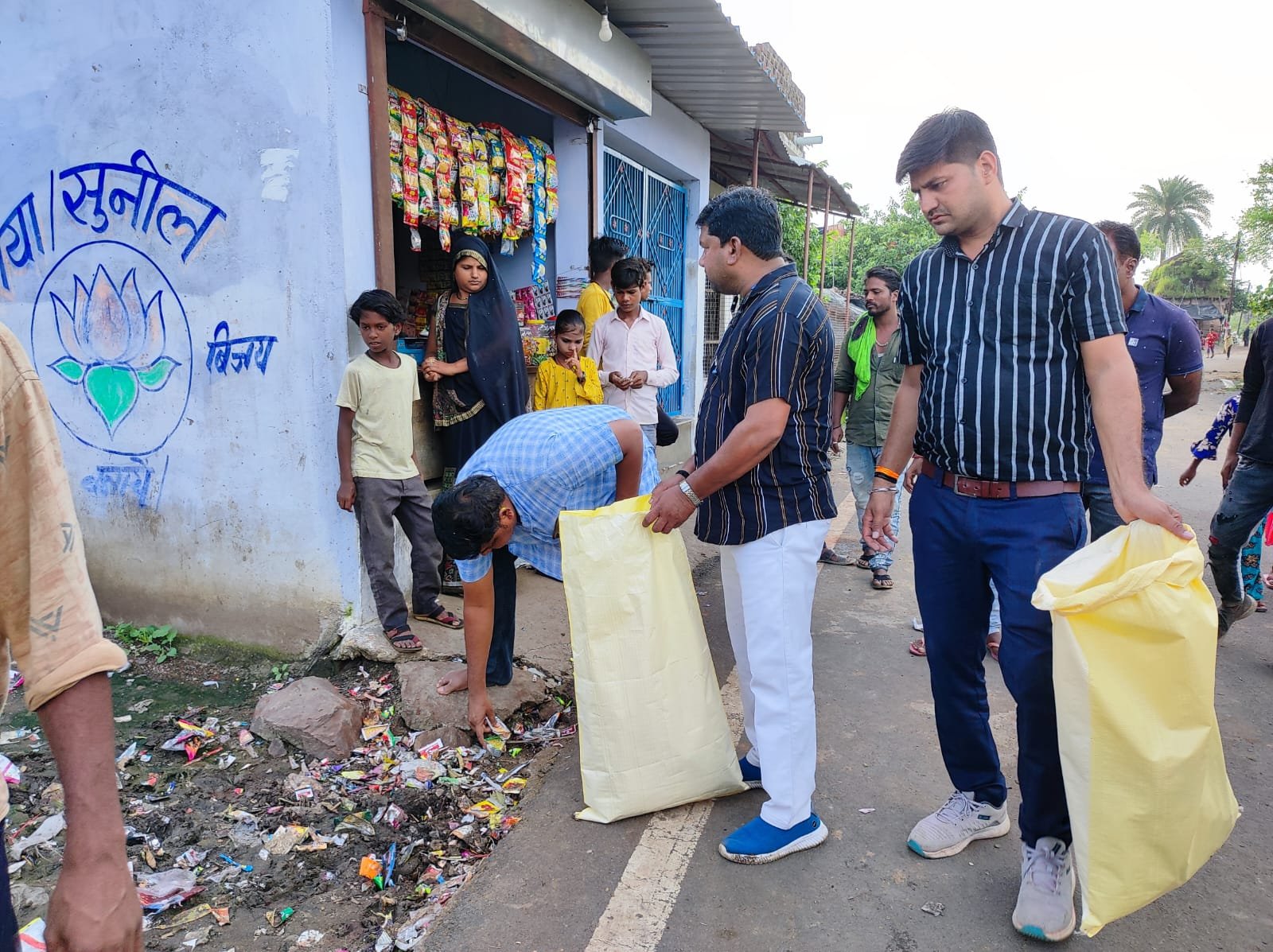 केक काटकर व स्वच्छता अभियान चला कर मनाया गया प्रधानमंत्री श्री नरेन्द्र मोदी जी का जन्मदिवस | New India Times
