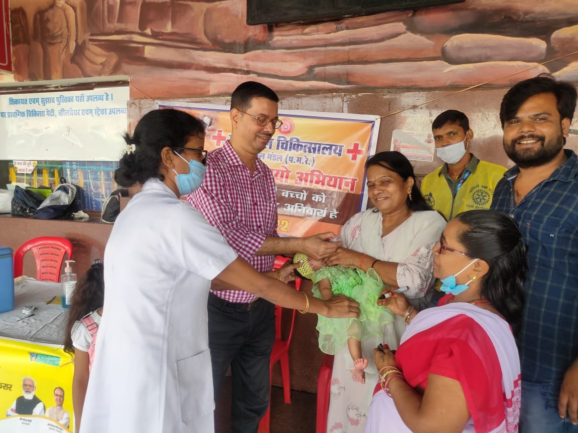 भोपाल मण्डल में चलाया गया पल्स पोलियो अभियान, डीआरएम ने पिलाई पल्स पोलियो की खुराक | New India Times