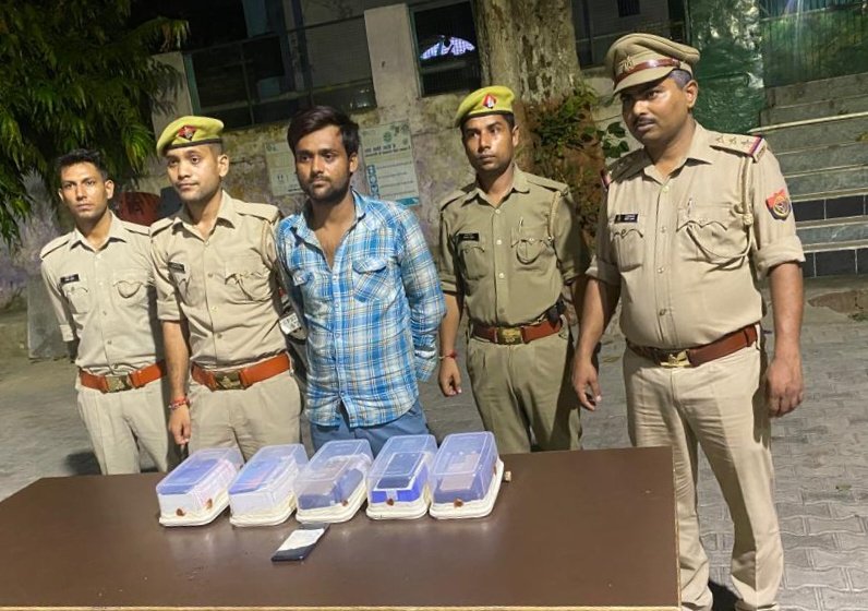 बिना रुपए दिए महंगे मोबाइल ठगने वाले गिरोह का हुआ खुलासा, एसओजी पुलिस ने एक शातिर ठग को गिरफ्तार दो लाख का मोबाइल किया बरामद 2 बिना रुपए दिए महंगे मोबाइल ठगने वाले गिरोह का हुआ खुलासा, एसओजी पुलिस ने एक शातिर ठग को गिरफ्तार दो लाख का मोबाइल किया बरामद | New India Times