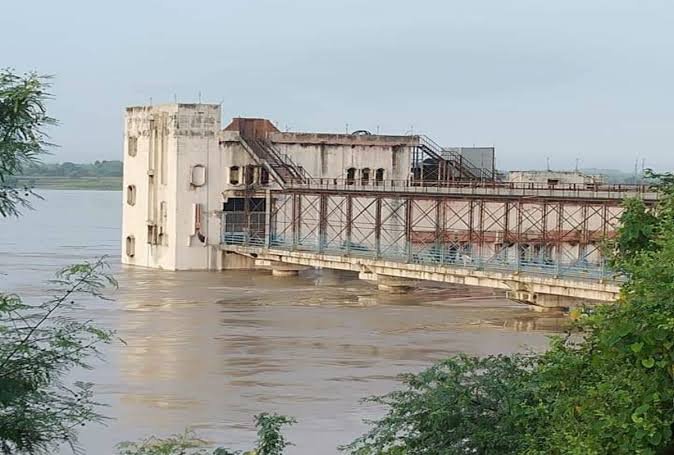 पहली बार चंबल नदी खतरे के निशान से 8.50 मीटर ऊपर, रेस्क्यू के लिए बुलाया गया सेना का दो हेलिकाप्टर | New India Times