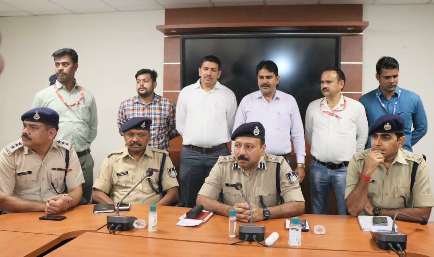 ग्वालियर पुलिस ने अन्तर्राज्यीय तस्करों को गिरफ्तार कर ट्रक में भरा 1900 किग्रा डोढ़ा चूरा किया बरामद | New India Times