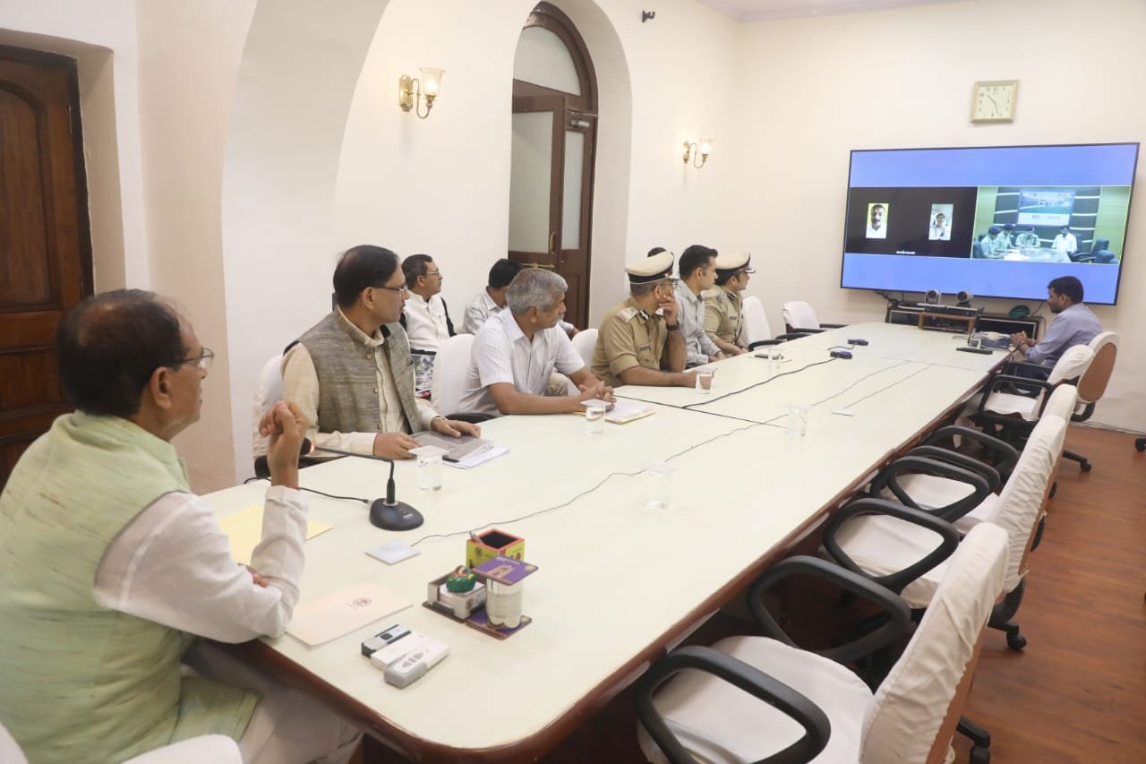 भोपाल में हुई ब्लैकमेलिंग की घटना पर मुख्यमंत्री ने ली आपात बैठक, दोषियों के विरूद्ध कड़ी कार्यवाही के दिए निर्देश | New India Times