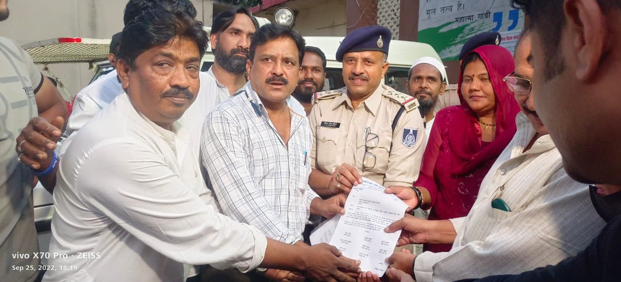 भाजपा विधायक रामेश्वर शर्मा द्वारा विधायक आरिफ मसूद को सीमी का सदस्य कहे जाने से नाराज़ उनके समर्थकों ने थाना जहांगीराबाद पहुंच कर ज्ञापन सौंप कर की कार्यवाही की मांग | New India Times