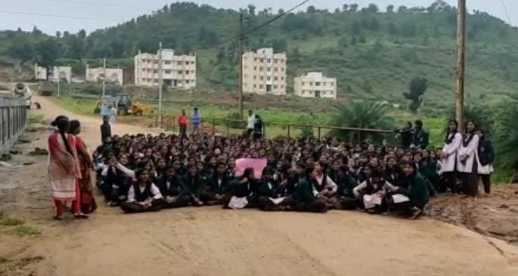 मनमानी के चलते छात्राएं बैठी हड़ताल पर, हॉस्टल परिसर की अव्यवस्थाओं पर उठे सवाल | New India Times