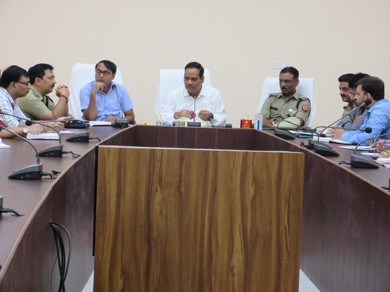 महामहिम राज्यपाल के प्रस्तावित कार्यक्रम की तैयारियों को लेकर डीएम की अध्यक्षता में हुई समीक्षा बैठक | New India Times