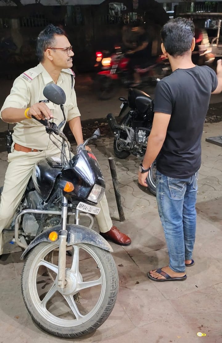 भोपाल में इंजीनियरिंग के छात्र से चाकू की नोंक पर मोबाइल फोन लूटने की कोशिश कर रहे थे बदमाश और भीड़ खड़ी देख रही थी तमाशा | New India Times