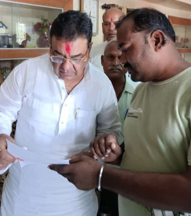 राष्ट्रीय सामाजिक संगठन कहार महासंघ ने अपनी मांगों को लेकर पूर्व मंत्री मुकेश नायक को सौंपा ज्ञापन | New India Times