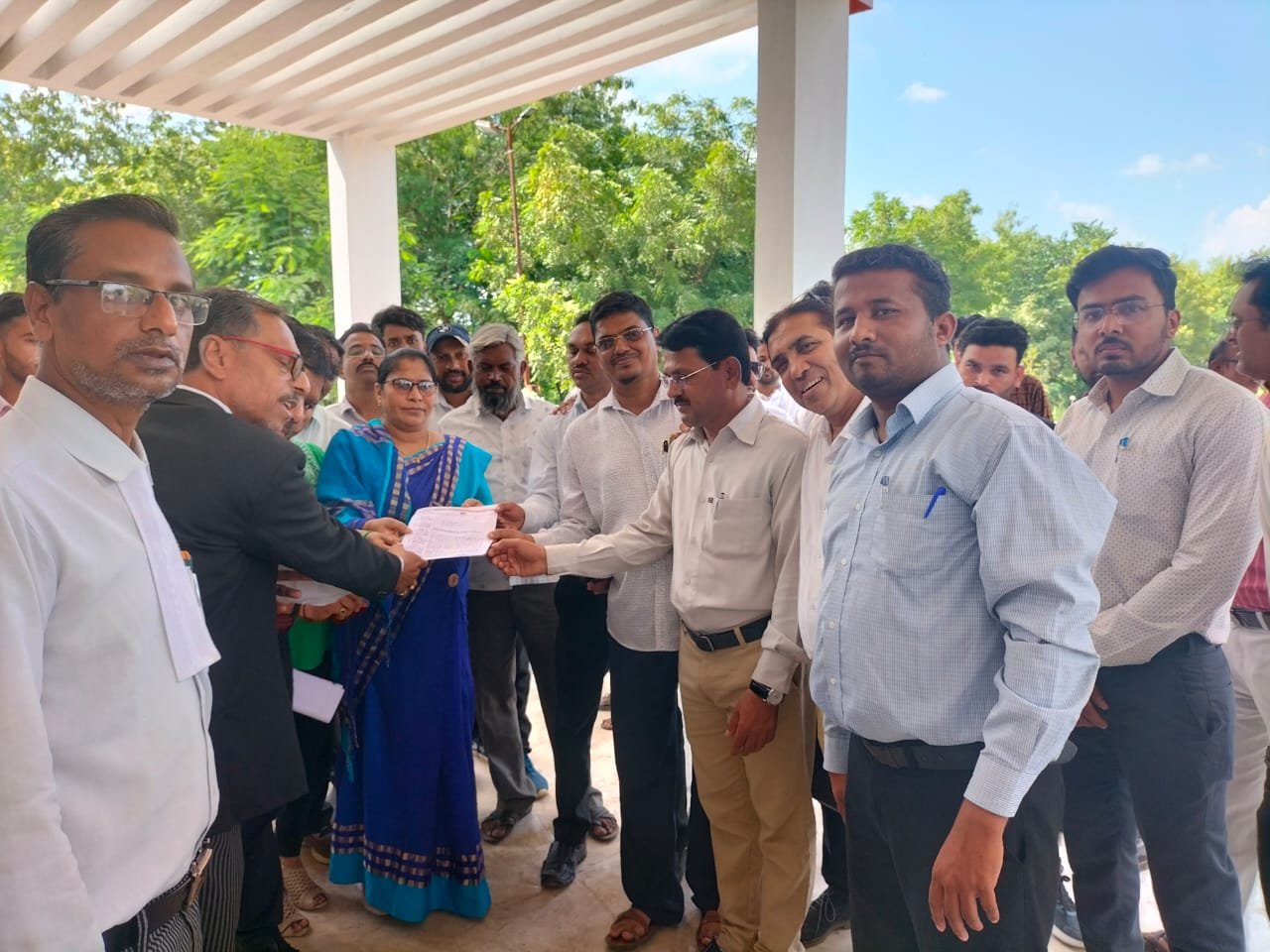 बुरहानपुर जिला अधिवक्ता संघ ने जबलपुर में अधिवक्ताओं के साथ प्रशासन द्वारा किए गए दुर्व्यवहार एवं अभद्रता को लेकर मुख्यमंत्री के नाम संयुक्त कलेक्टर को सौंपा ज्ञापन | New India Times