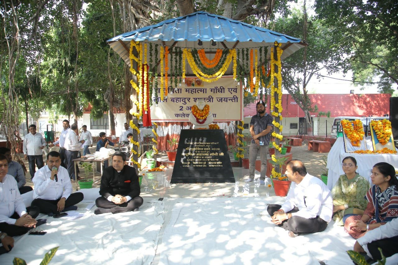 मथुरा जिलाघिकारी पुलकित खरे ने राष्ट्रपिता महात्मा गांधी जी एवं लाल बहादुर शास्त्री को माल्यार्पण कर अर्पित की पुष्पांजलि, 1861 में निर्मित मथुरा कलेक्ट्रेट में प्रथम बार स्थापित हुई राष्ट्रपिता महात्मा गांधी जी की प्रतिमा | New India Times