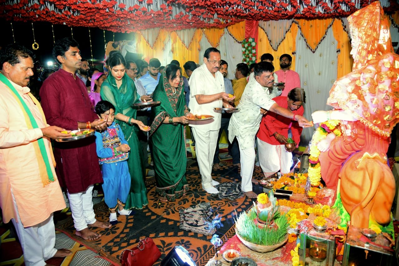 पूर्व केंद्रीय मंत्री व झाबुआ विधायक कांतिलाल भूरिया एवं मध्यप्रदेश युवक कांग्रेस अध्यक्ष विक्रांत भूरिया परिवार के साथ पहुंचे मां के दरबार में, आरती कर माथा टेका | New India Times