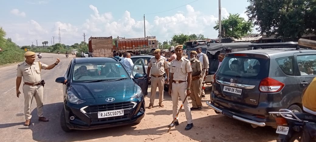 सरमथुरा पुलिस एवं आरटीओ टीम ने नाकाबंदी कर 32 चालान काट वसूला 23000 रुपये जुर्माना | New India Times