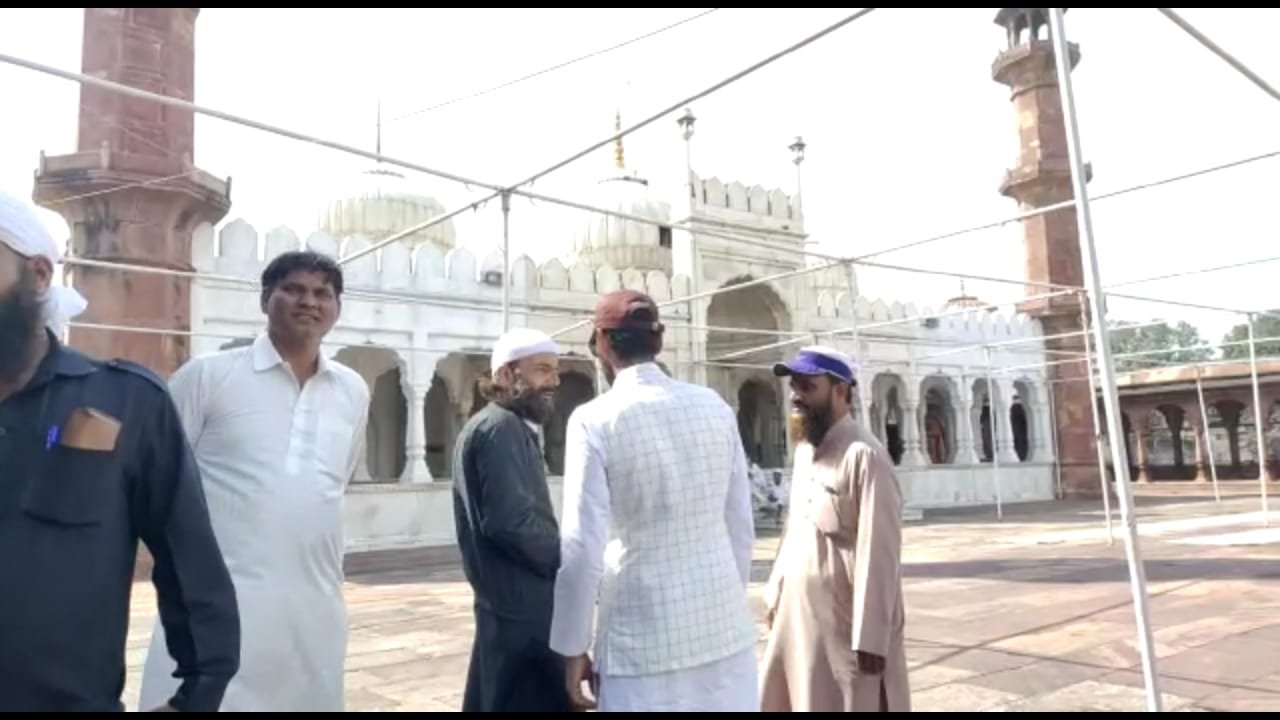 भोपाल के ऐतिहासिक मोती मस्जिद की मीनार में लगे हुऐ कलश चोरी के मामले में जमीअत उलमा की टीम ने मस्जिद के जिम्मेदारों पर लगाया लापरवाही बरतने का आरोप | New India Times