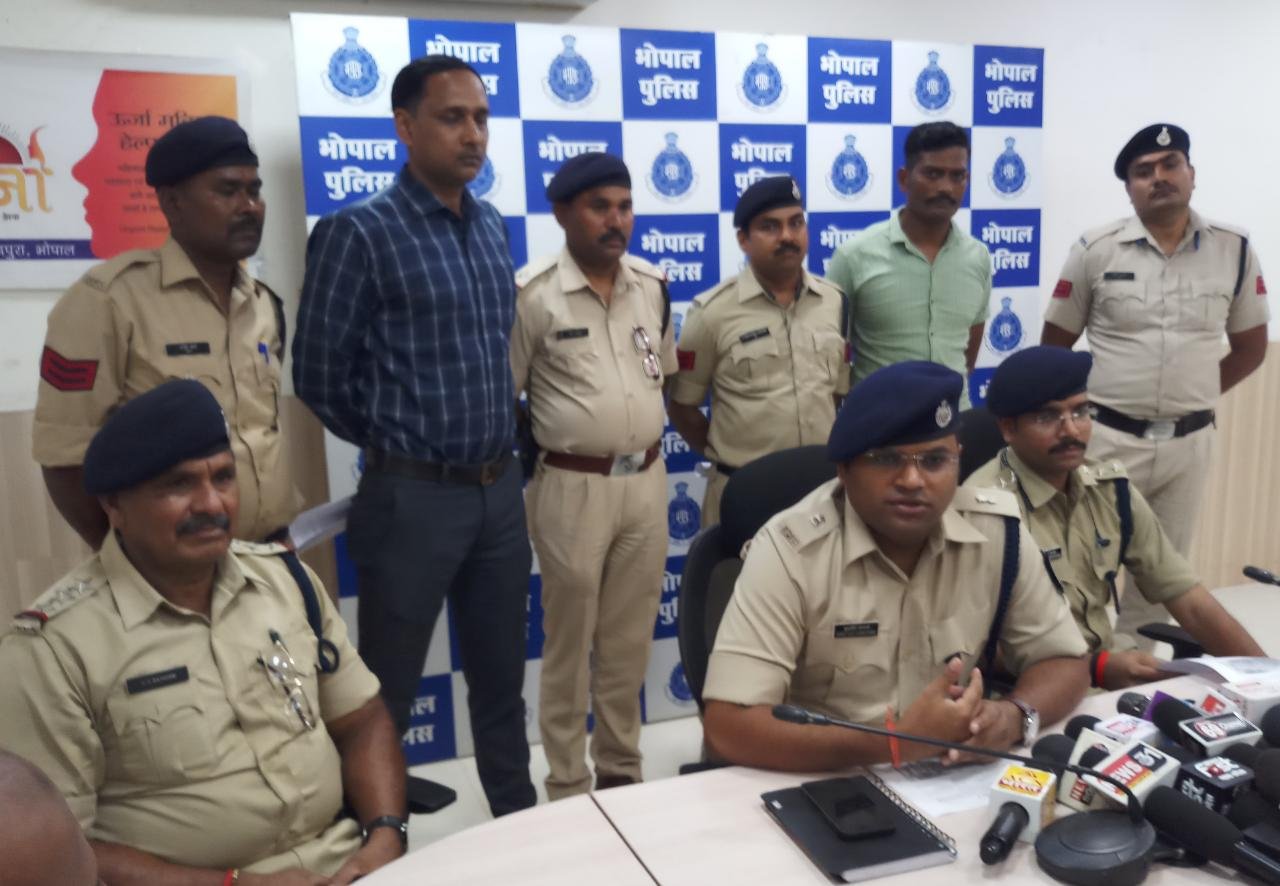 थाना ऐशबाग पुलिस द्वारा वीरडीपी पोर्टल के माध्यम से शातिर वाहन चोरों को गिरफ्तार कर चोरी की मोटर साईकलों व नकबजनी का लगभग 10 लाख की चोरियों का मशरुका किया बरामद | New India Times