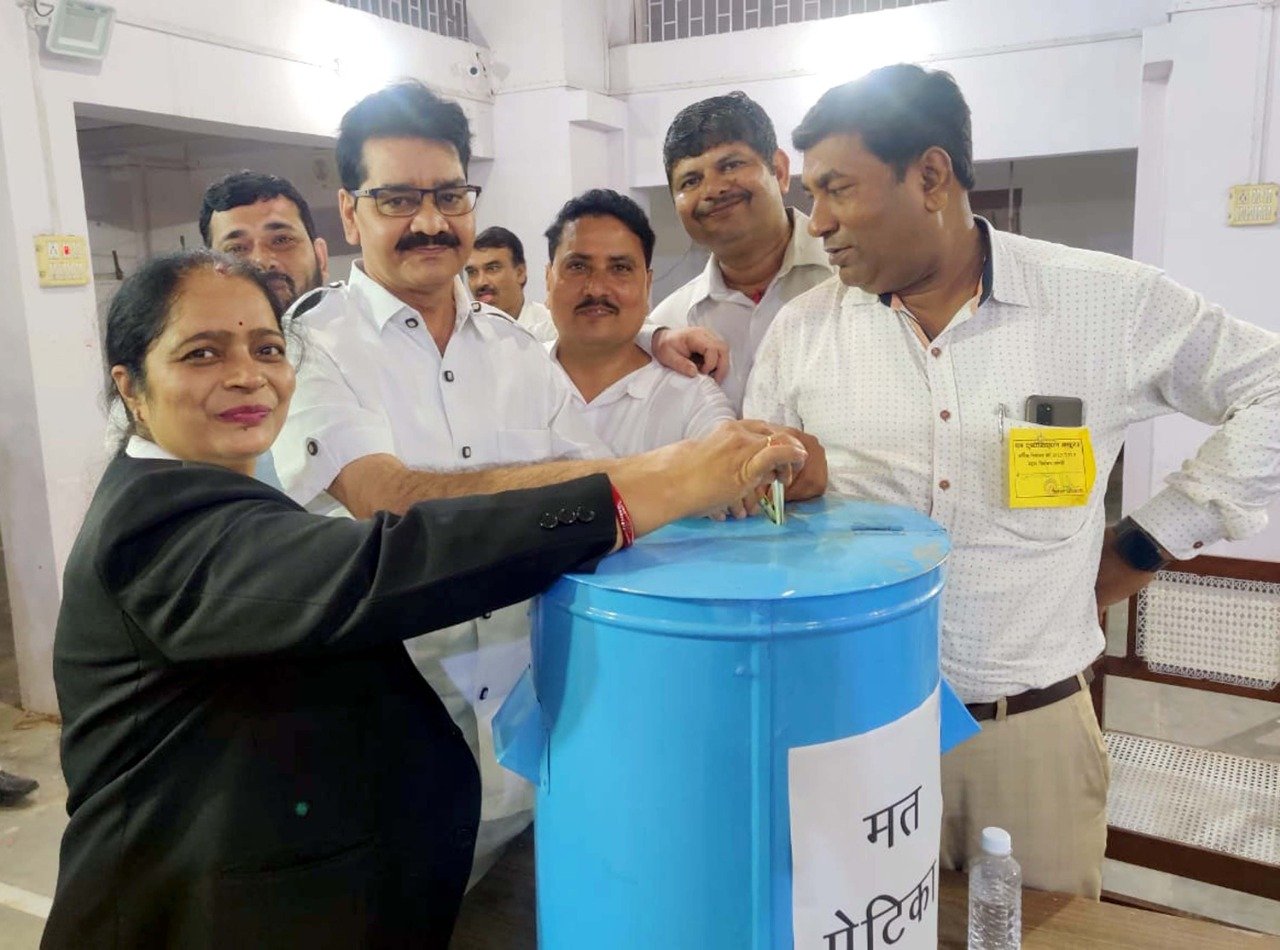 मथुरा बार चुनाव को लेकर मतदान में दिन भर रही गहमागहमी, देर रात आएंगे परिणाम, 6 पदों को लेकर हुए चुनाव में 31 उम्मीदवार कर रहे हैं दावेदारी | New India Times