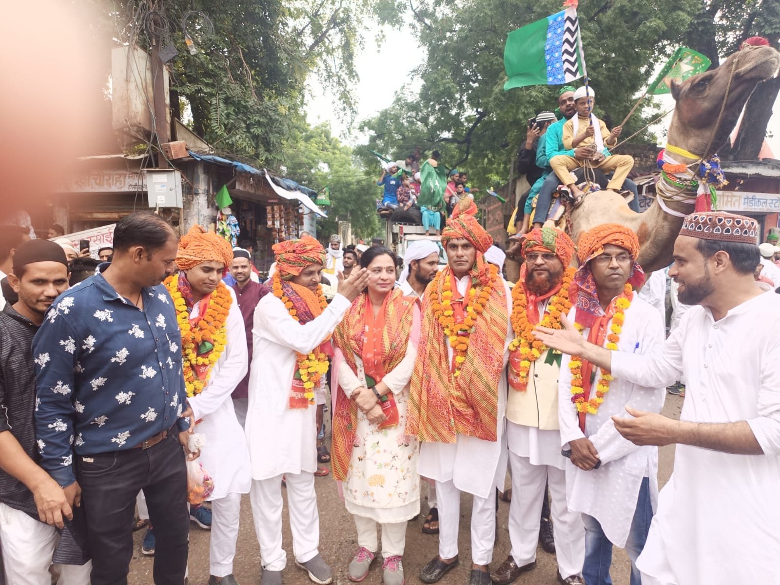 जश्न-ए-ईदमीलादुन्नबी का जुलूस बड़े ही धूम धाम से निकाला गया, जुलूस में<br>मुख्य अतिथियों को साफा बांधकर एवं माला पहनाकर किया गया जोरदार स्वागत | New India Times