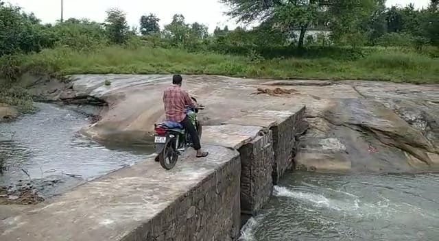 शिकायत करने के बाद नहीं जाग रहे हैं जिम्मेदार, अब तो खुद ही बनानी पड़ी व्यवस्था, पुलिया नहीं होने से परेशानी 2 शिकायत करने के बाद नहीं जाग रहे हैं जिम्मेदार, अब तो खुद ही बनानी पड़ी व्यवस्था, पुलिया नहीं होने से परेशानी | New India Times