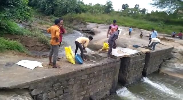 शिकायत करने के बाद नहीं जाग रहे हैं जिम्मेदार, अब तो खुद ही बनानी पड़ी व्यवस्था, पुलिया नहीं होने से परेशानी | New India Times