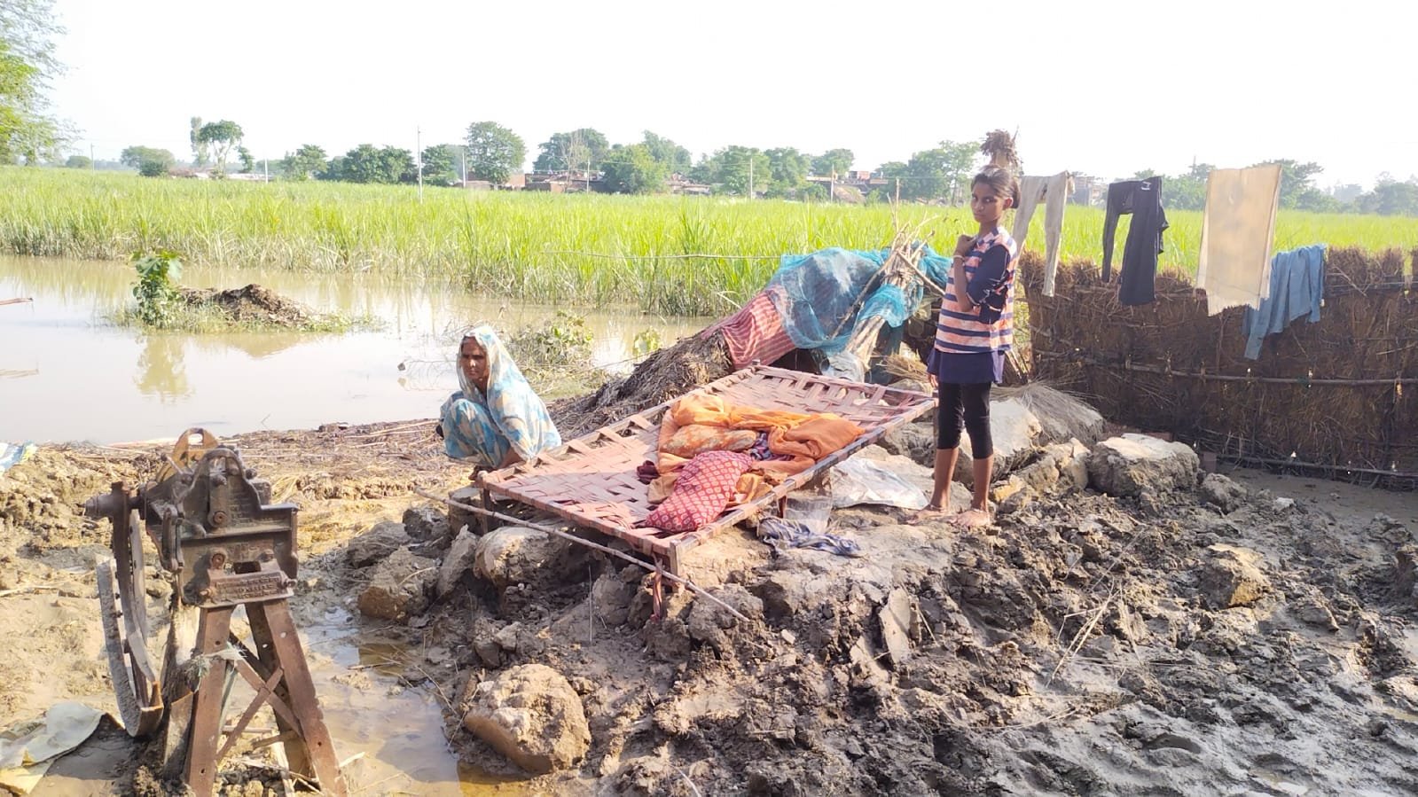 साहब घर बाढ़ में गिर गया आसमान के नीचे रहते हैं... | New India Times