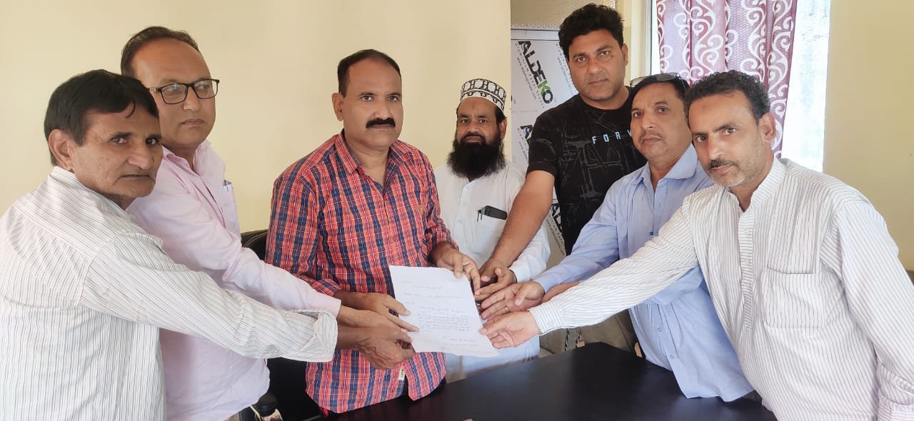 बाड़ी मुस्लिम समाज के अध्यक्ष सैफ सईद खान के निर्देशानुसार मुस्लिम समाज के लोगों ने पुरानी एफ.आई.आर ओ में कार्यवाही को लेकर बाड़ी थाना अधिकारी से की मुलाकात | New India Times