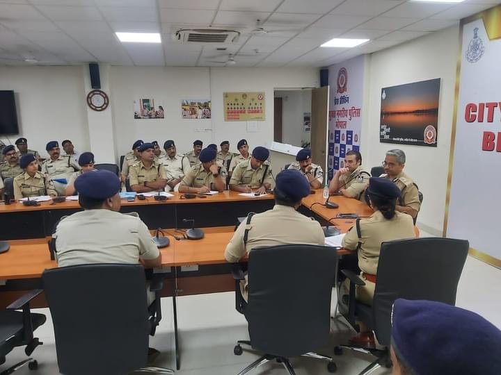 महिला सम्बंधी प्रकरणों एवं गंभीर अपराधों में आरोपियों की तत्काल गिरफ़्तारी कर वैधानिक कार्रवाई करें : पुलिस आयुक्त श्री मकरंद देउस्कर | New India Times