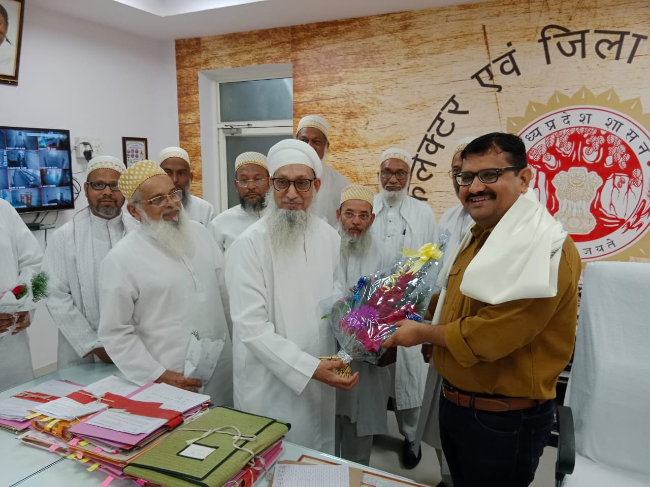 महामहिम राष्ट्रपति द्वारा सम्मानित किए जाने पर बोहरा समाज ने कलेक्टर श्री प्रवीण सिंह का किया सम्मान | New India Times