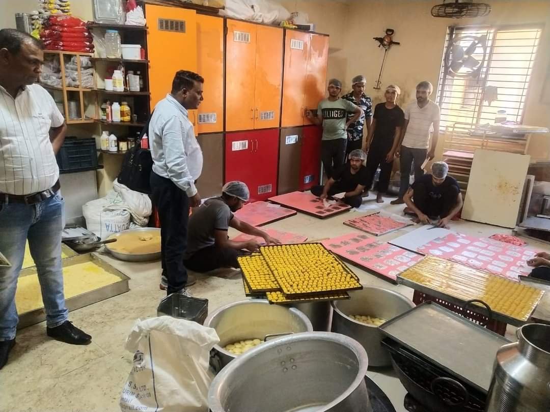 मिलावट से मुक्ति अभियान के अंतर्गत विभागीय दल ने की खाद्य प्रतिष्ठानों की जांच | New India Times