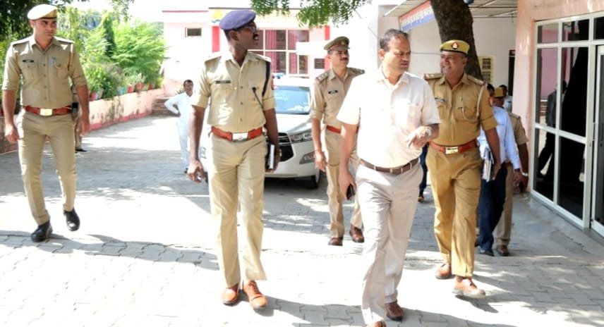 थाना बड़ागांव में आयोजित थाना समाधान दिवस में जिलाधिकारी एवं वरिष्ठ पुलिस अधीक्षक ने किया प्रतिभाग, जिलाधिकारी ने बड़ागांव क्षेत्र के संभ्रांत जनों से संवाद स्थापित करते हुए शांतिपूर्वक दीपावली पर्व मनाए जाने की अपील की | New India Times