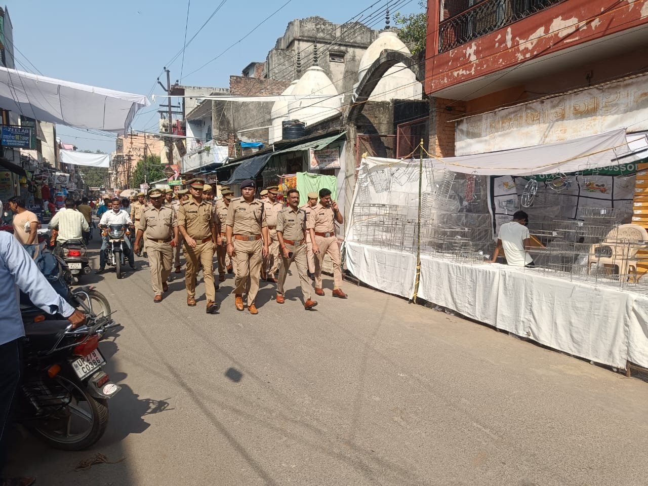 पुलिस अधीक्षक एस. आनन्द ने कई पुलिस अधिकारियों के साथ पैदल गश्त कर सुरक्षा व्यवस्था को परखा | New India Times
