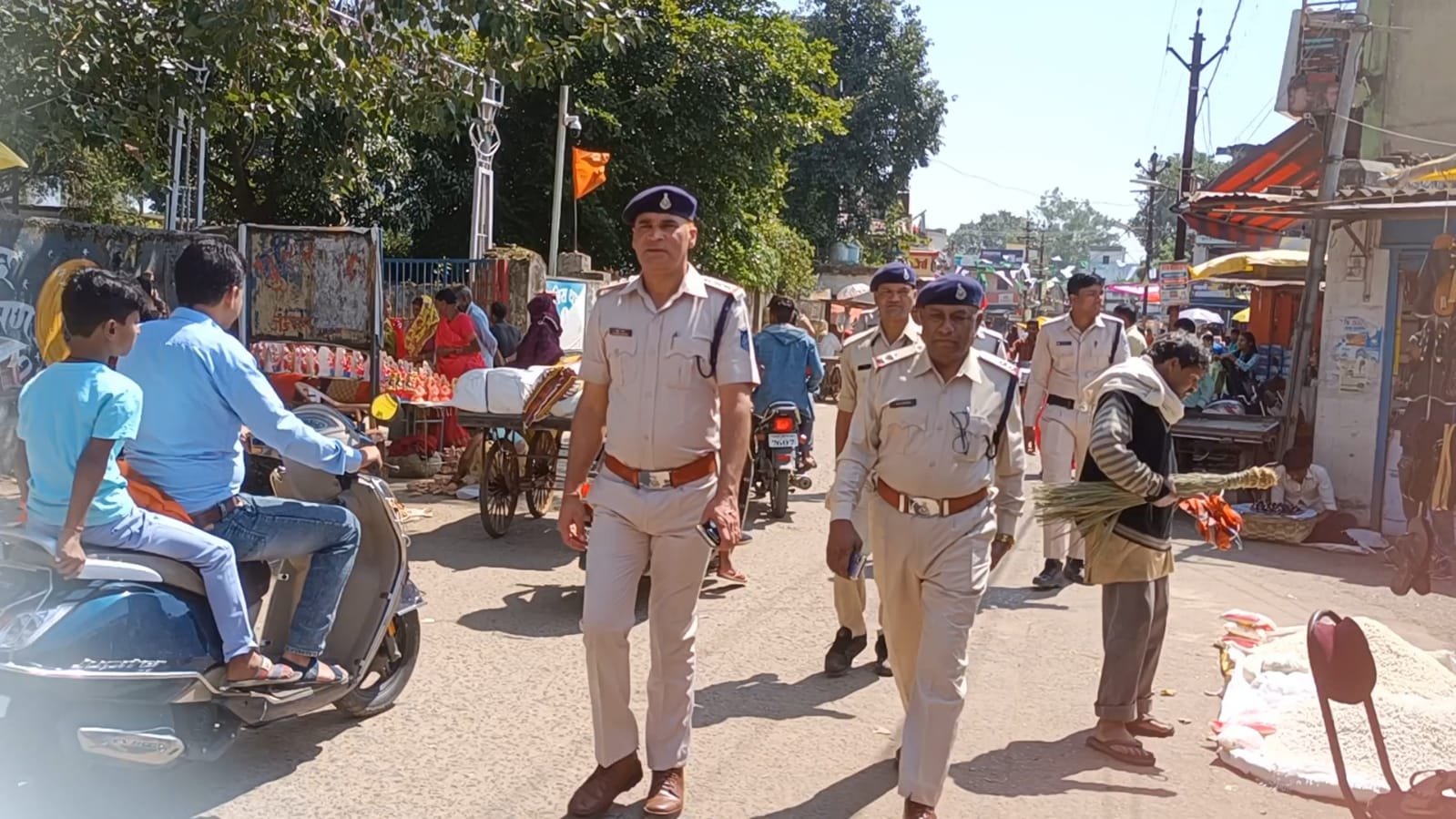चप्पे-चप्पे पर पुलिस की नज़र, त्यौहार को देखते हुए पुलिस की सुरक्षा व्यवस्था चाक-चौबंद | New India Times