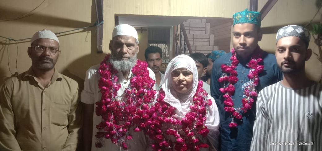 अज़मत उल्लाह अपनी बीवी और लड़के के साथ पवित्र उमरा के सफर पर हुए रवाना, मुबारकबाद देने वालों का लगा तांता | New India Times