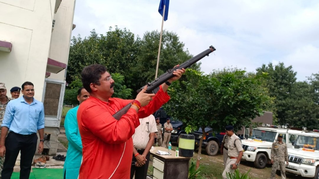 पुलिस लाइन में एसपी ने शस्त्रों का पूजन कर दी बली | New India Times