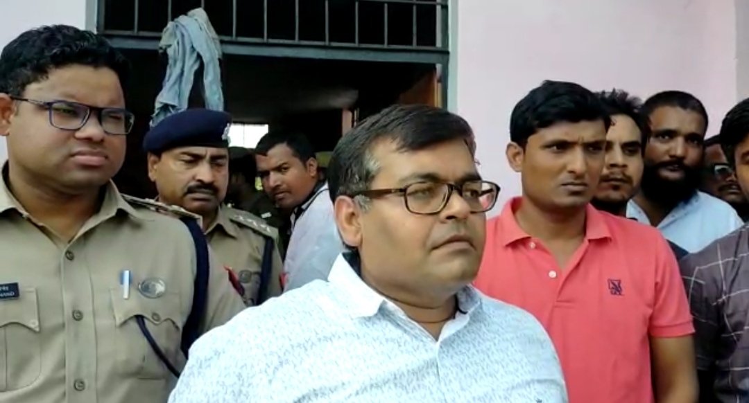 सिद्धार्थ नगर जिला के डुमरियागंज तहसील क्षेत्र में विवाह घर में पनाह लिए हुए तीन बाढ़ पीड़ितों की पिलर गिरने से हुई मौत | New India Times