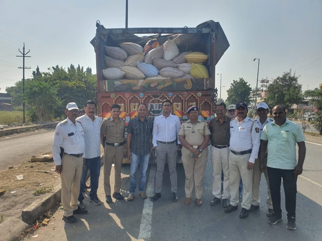 सहायक पुलिस अधीक्षक एस. ऋषिकेश रेड्डी की टीम ने संदिग्ध ट्रक समेत 14 लख रुपये की सामग्री जब्त कर राशन की कालाबाज़ारी का किया पर्दाफाश | New India Times