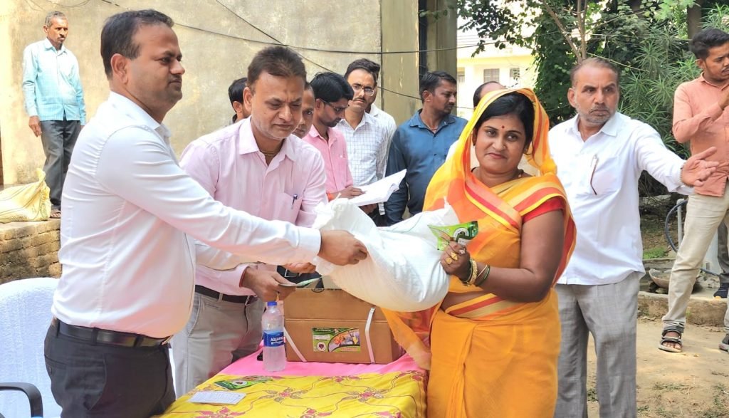 जिलाधिकारी ने राष्ट्रीय खाद्य सुरक्षा मिशन योजनांतर्गत तहसील गरौठा/विकासखंड बामौर के उप संभाग गरौठा कार्यालय में किसानों को निःशुल्क वितरित किए मिनी किट्स और वेस्ट डी-कंपोजर कैप्सूल | New India Times