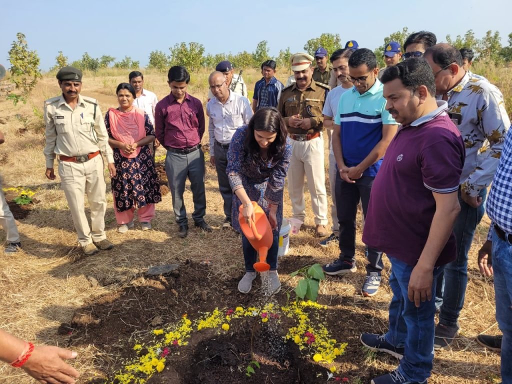 मध्य प्रदेश स्थापना दिवस पर रन फॉर वाइल्डलाइफ मैराथन के अंतर्गत हाथीपावा पर्वत पर फॉरेस्ट प्रोटेक्शन, प्लांटेशन के तहत रोपे गए 300 पौधे | New India Times