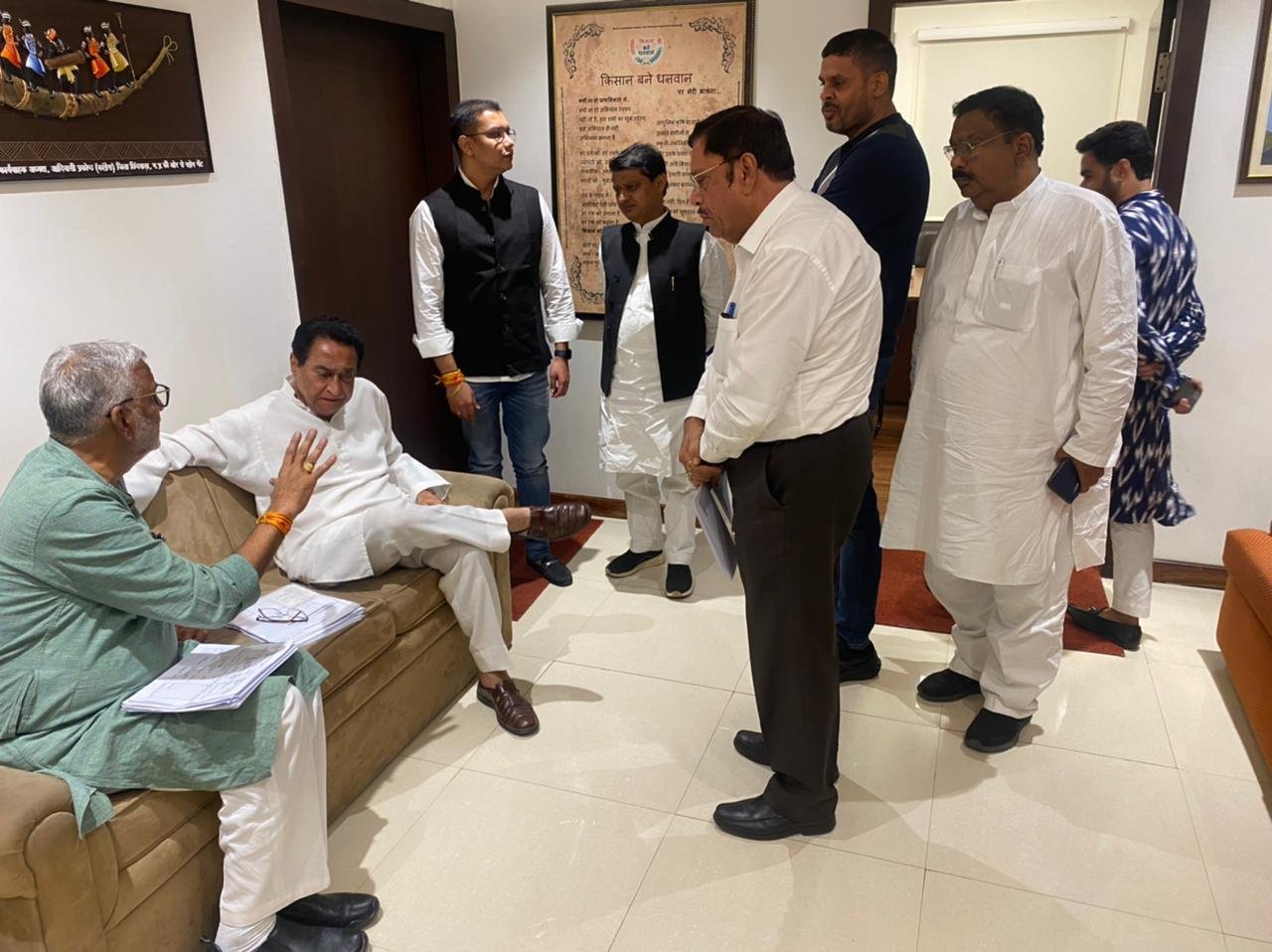 मध्यप्रदेश कांग्रेस कमेटी के अध्यक्ष एवं पूर्व मुख्यमंत्री श्री कमलनाथ द्वारा आहूत मीटिंग में सम्मिलित हुए बुरहानपुर के विधायक एवं उनके यूथ आईकॉन भतीजे | New India Times