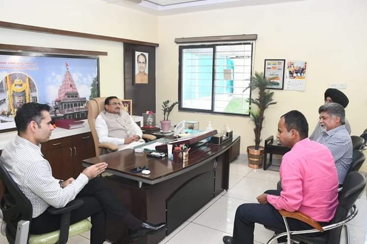 राजधानी की स्ट्रीट लाइट बंद होने पर प्रभारी मंत्री ने अधिकारियों के साथ बैठक कर दिया निर्देश, रात्रि समय में नगर निगम के अधिकारी करें औचक निरीक्षण | New India Times